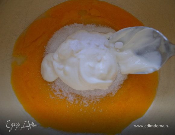 Заместить тесто. Белки отделить от желтков. Желтки+сахар+сметана.