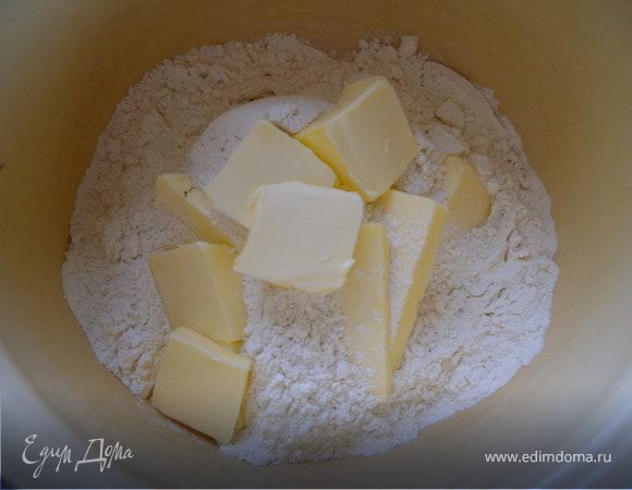 Муку (просеять) перетереть с сливочным маслом до однородности. 