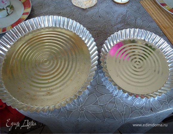 Я делала 2 тарта (один Оксанке и один себе). Так что количество теста можете уменьшать до 2 желтков (пропорционально), а вот количество начинки оставляйте. 