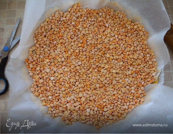 Можно выпекать обычно или "слепым" способом (постелить сверху еще бумагу и насыпать горох, например). Когда выпекается корж - взбиваем белковый крем. Взбить белки до густых пиков. Продолжая взбивать аккуратно ввести сахарную пудру. В конце влить уксус. 