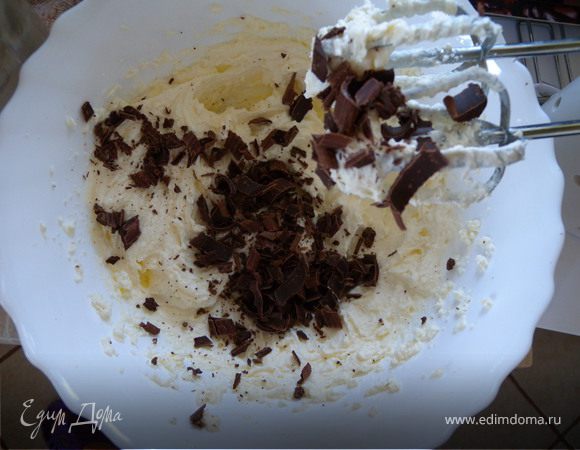 Готовим творожный крем. Творог протереть через сито, добавить сметану, сахарную пудру и ванилин. Взбить миксером. Добавить струганый шоколад (постругать ножом)