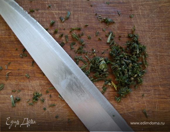 Порезать оооочень мелко розмарин. У меня получилось приблизительно 2 ч л. Но если бы я делала лично для себя - количество розмарина удвоила бы. А так я боялась, что вдруг Оксанке не понравится...