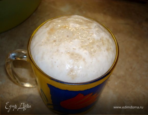 Растворить сахар и дрожжи в 0,5 стакана теплой воды… Дать постоять в теплом месте 15 минут, пока не получится вот такая шапочка…