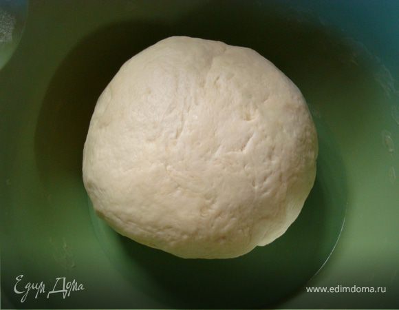 Остальную теплую воду вылить в миску, в которой вы будете замешивать тесто, посолить и вылить туда нашу дрожжи-«шапочку»… Размешать и, постепенно вымешивая, добавлять просеянную муку. Замесить тесто и вымешивать его в течении 5-7 минут… Затем добавить 1 ст.ложку растительного масла и еще раз хорошо вымесить...