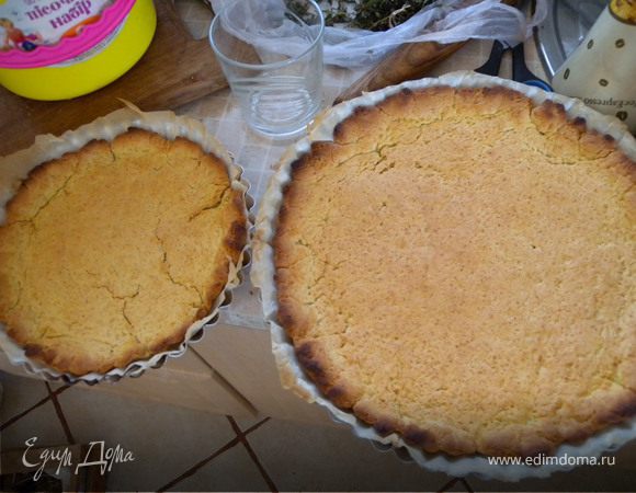 Выпекать коржи при 200 С до готовности. (после выпекания духовку не выключать) Коржи немного охладить. 