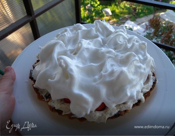 а сверху - белковый крем. Его нужно не намазывать, а как бы скидывать с ложки, чтобы он попадал в промежутки между клубникой. Теперь самое сложное и важное. Включаем духовку на максимум и желательно (у кого есть функцию "гриль" и ставим наш тарт в духовку буквально на пару минут. ВАЖНО!!! В этот момент от духовки не отходить и как только пики на белковом креме начнут желтеть - вынимайте из духовки!!! А то сгорит... (у меня такое уже было пару раз :-( 