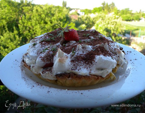 Сразу же посыпаем заранее тертым шоколадом и порезанным розмарином. И остудить. Приятного аппетита. 