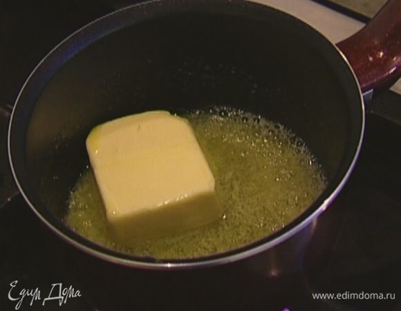 Половину сливочного масла растопить.