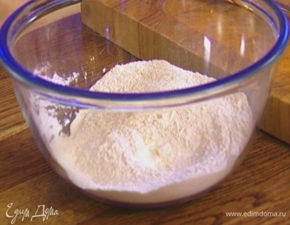 Муку смешать с разрыхлителем, 1/2 стакана сахара и солью.