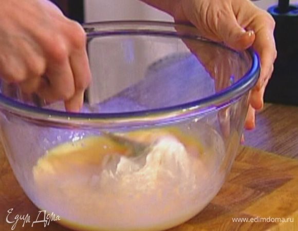 Яйца соединить с молоком и сметаной, все перемешать