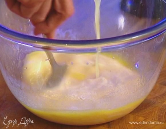 Продолжая помешивать, влить растопленное масло.