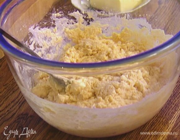 Всыпать муку с разрыхлителем и вымешать тесто.