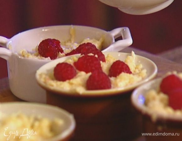 Небольшие креманки смазать сливочным маслом, разложить в них тесто, сверху выложить ягоды малины.