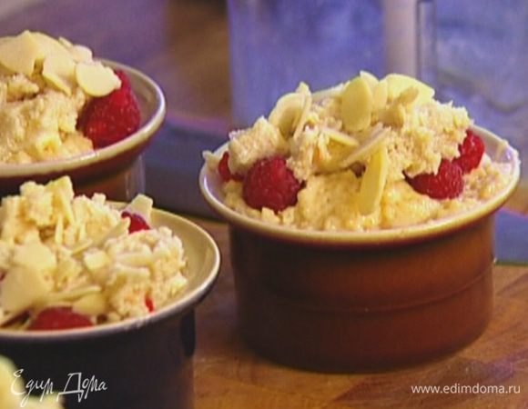 Миндальную массу равномерно распределить тонким слоем поверх малины, сверху присыпать оставшимися хлопьями миндаля.