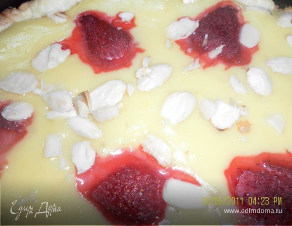 ГОТОВЫЙ ТОРТИК УКРАШАЕМ ЯГОДАМИ ИЛИ ШОКОЛАДОМ ПО ЖЕЛАНИЮ, Я ИМЕЛА НЕОСТОРОЖНОСТЬ ЯГОДКИ КЛУБНИКИ ВЫЛОЖИТЬ ДО ЗАПЕКАНИЯ В РЕЗУЛЬТАТЕ ЧЕГО ОНИ ПОТЕКЛИ, НА ВКУСЕ ЭТО НЕ ОТРАЗИЛОСЬ,А ВНЕШНИЙ ВИД ПОСТРАДАЛ....