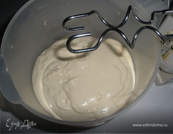И так пойдем на рынок и купим хорошие сливки, лучше у проверенного человека, если сливки жидкие, оставим их на ночь в холодильнике чтобы загустели. Перекладываем сливки, в емкость в которой будем взбивать. Лучше если есть кухонный комбайн, который тянет замес теста.