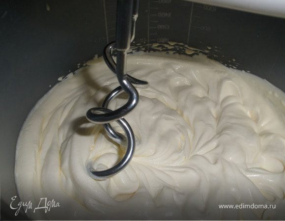 У меня такого нет поэтому воспользовалась миксером с насадками для теста, можно и ложкой вымешать, но будет дольше (у меня бабушка в 3х литровую банку собирала сливки с молока, а потом долго и нудно мы эту банку катали по столу).