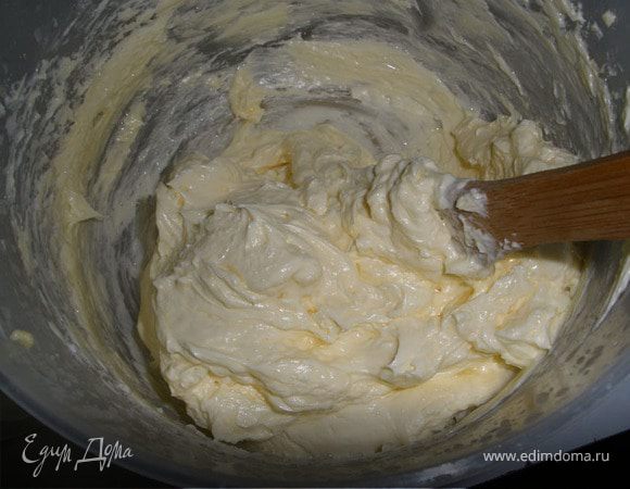 Теперь заливаем масло холодной водой 1/2 стакана, взбиваем, выливаем воду, опять вливаем 1/2 стакана холодной воды, взбиваем, выливаем воду. Потом заливаем хорошо водой где-то литр, взбиваем и сливаем воду. Берем ложку и вымешиваем теперь ложкой, это нужно чтобы масло сбилось в комок и вышел остаток воды.