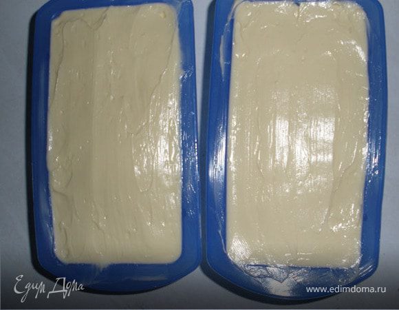 Раскладываем масло по формочкам и отправляем в морозилку, пока масло не застынет.