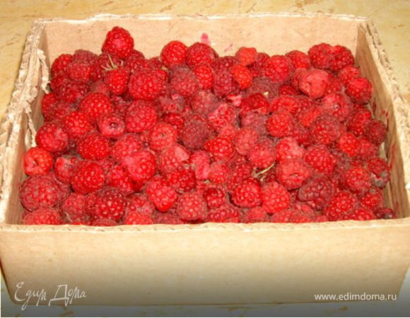 Малину перебрать.Самые красивые ягодки оставить для украшения(половину примерно).