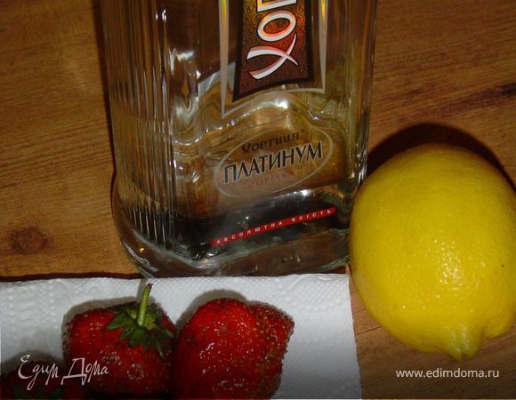 Сахар заливаем водой и кипятим пару минут, остужаем. В блендер кладем клубнику и взбиваем вместе с сахарным сиропом. Добавляем лимонный сок, водку и еще раз все перемешиваем в блендере. Разливаем по бокалам и наслаждаемся.