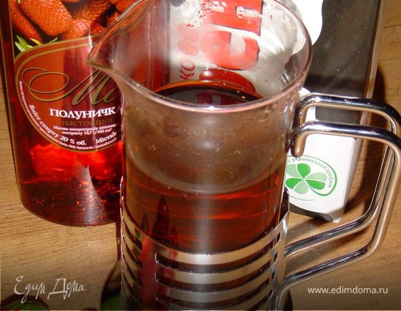 В бокалы добавляем по несколько кубиков льда, доливаем клубничную настойку, сахарный сироп, молоко и чай. Сверху выкладываем измельченные ягоды свежей клубники и наслаждаемся!