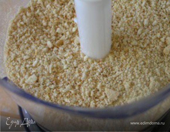 Печенья измельчить в крошку (1-2 ст.л. оставить для украшения), добавить размягченное сливочное масло, тщательно перемешать (можно добавить 1 ст.л. сахара). Выложить смесь в разъемную форму, разровнять, плотно прижимая руками, поставить в холодильник на 30 минут.