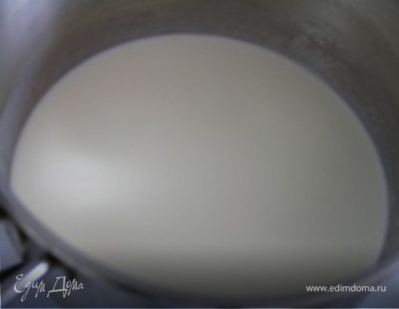 Желатин замочить в воде на 10-15 минут. Сливки нагреть (но не до кипения!), добавить 1 ст.л. сахара, влить набухший желатин и помешивать до полного растворения желатина.