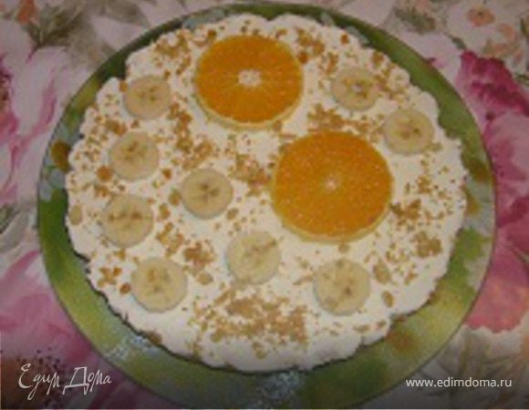 Форму снова поставить в холодильник до застывания. Примерно через 1-1,5 часа вынуть торт из формы, украсить фруктами и крошкой.