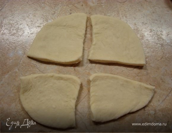 Разделить тесто на 12-14 частей, каждый из которых сформировать в шарик, раскатать в лепешку толщиной около 0,5 см (можно тоньше). Теперь лепешки разрезать на 4 части…