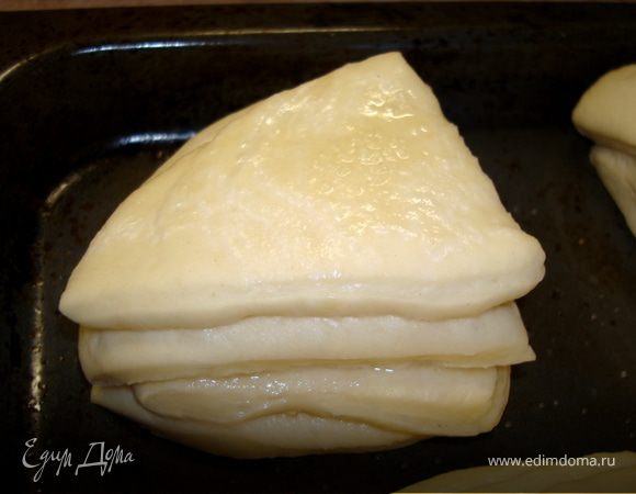 Ну а теперь, включается ваша фантазия и вкусовые пристрастия… Я решила все булочки поделить по интересам. Половину я сделала сладкими. Для этого каждый слой, кроме воды, посыпался слоем сахара…