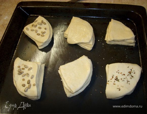 Конечно можно придумать массу вариантов: тыквенные семечки, орешки, паприка, мак, кунжутное семя и т.д. Все в ваших руках…