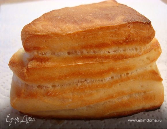 Разогреваем духовку до 200-220 градусов и выпекаем наши булочки в течении 10-13 минут, до золотистого цвета… Время и температура зависит от особенностье вашей духовки.... Как вы видите на дополнительных фото, булочки могут быть румянными только сверху, а бока останутся бледными... Не ждите, когда они станут коричневыми, можно передержать выпечку...