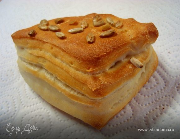 Этот красавец с подсолнечным семенем… Я очень люблю всякие орешки и семечки, здесь они были очень в тему. Приятно, впиваясь зубами в булочку, периодически разгрызать семечки или орешки…