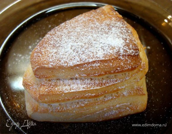 Ну а десертные булочки, с прослойкой сахара, припорошенные сахарной пудрой, были верхом блаженства… Исчезли они очень быстро, так и не дожив до чаепития… 