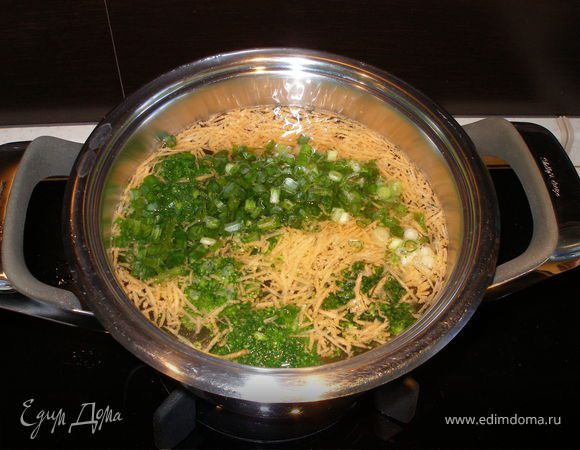 Когда бульон (или вода) закипит, положить в кастрюлю мелко натертую морковь, брокколи, мелко нарезанный лук. Варить 2 мин. 