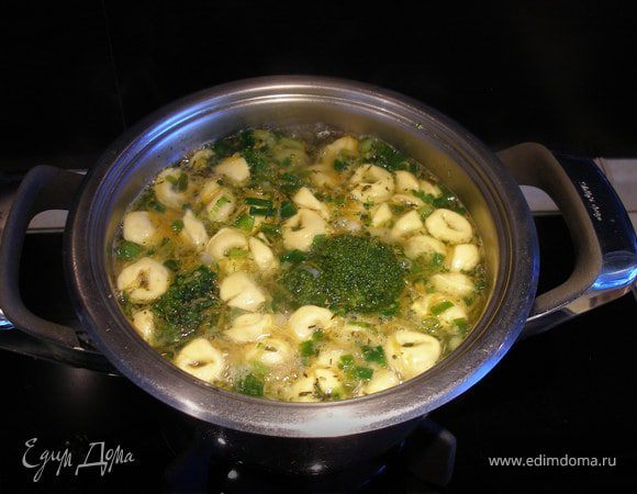 Добавить в бульон тортеллини. Варить 10 мин. ДОбавить зеленый горошек, оливковое масло, соль, перец, специи и варить еще 5 мин. Подавать можно со сметаной. 