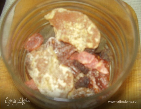 Берем все фрукты засахаренные,у меня это персик,кизил,киви.