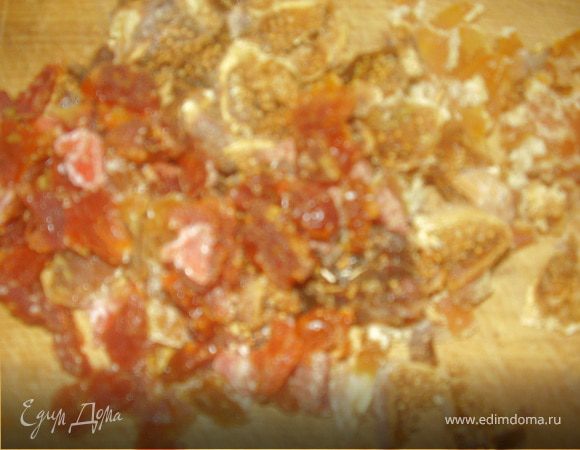 Нарезаем мелко ,засахаренные фрукты,курагу,чернослив,изюм моем просушиваем и добавляем к фруктам.