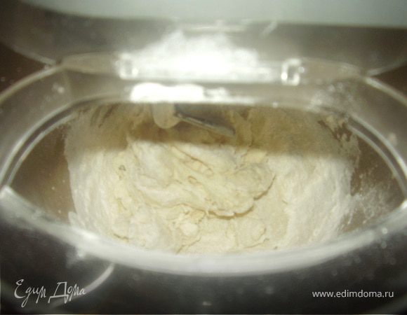 Холодное масло рубим мелко ножом,добавляем яйцо, сахар,просеянную через сито муку и муку из фундука,все хорошо посечь на столе ,затем замесить быстро в комбайне однородное тесто.