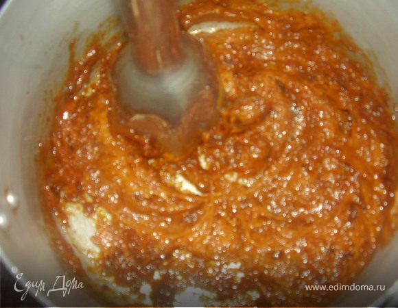 Абрикосовый джем ставим в сотейнике на медленный огонь,расплавляем хорошо и блендером измельчаем в кашицу.