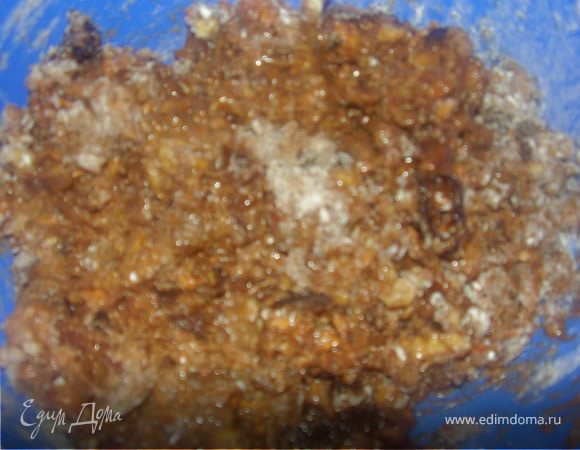 Затем берем нашу орехово-фруктовую смесь,растапливаем на медленном огне мед и добавляем его к смеси,хорошо перемешиваем.