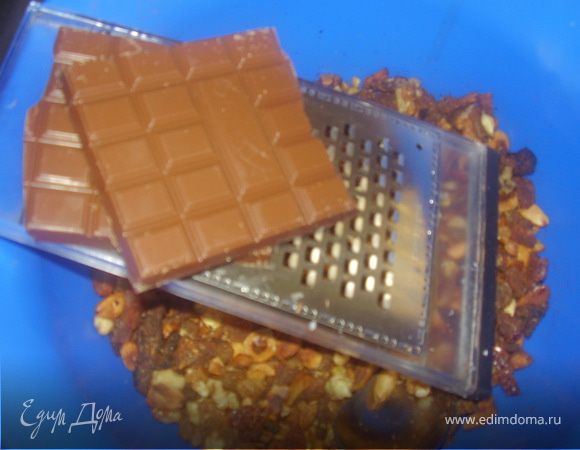 Трем шоколад на терке в орехово-фруктовую смесь(оставим одну полосочку для украшения сверху),добавляем муку,все хорошо перемешиваем.