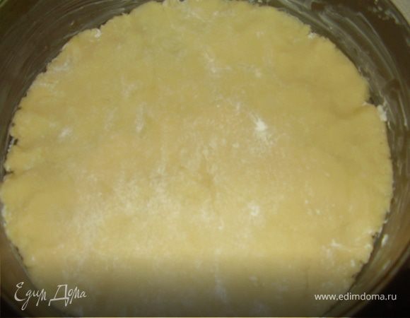 Берем из холодильника тесто,распределяем его по форме диаметром 26 см,смазав форму предварительно сливочным маслом.