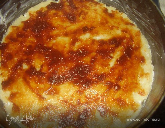 Сверху тесто смазываем абрикосовым джемом(половиной нормы)