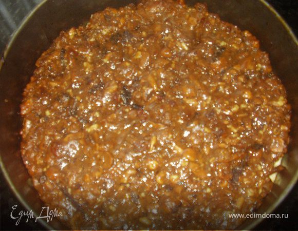 Затем выкладываем равномерно орехово-фруктовую смесь.Ставим в духовку, предварительно разогретую до 180 градусов,на самый нижний уровень на 45 минут.