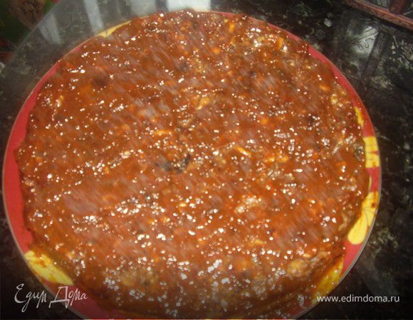 Затем достаем из духовки,еще раз подогреваем джем и смазываем ним верх пирога обильно.