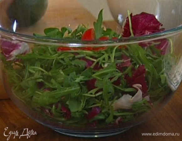 Листья салата выложить в глубокую миску.