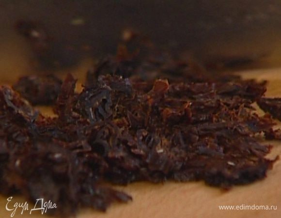 Вяленые помидоры тонко нарезать и выложить в салат.