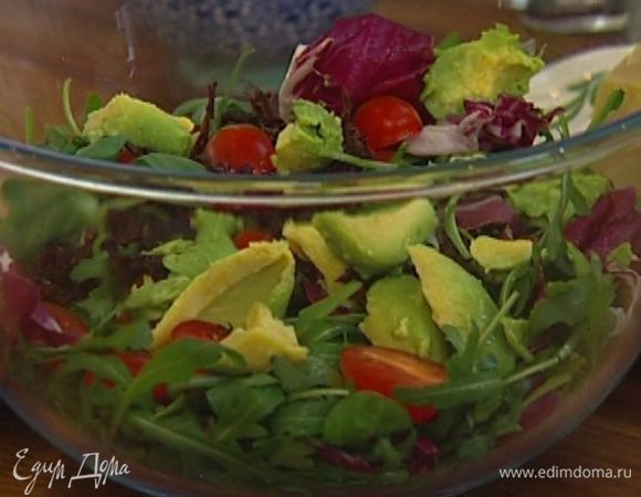 Мякоть авокадо вынуть ложкой и добавить в салат, посолить, поперчить, полить оливковым маслом, бальзамическим и яблочным уксусом и перемешать.